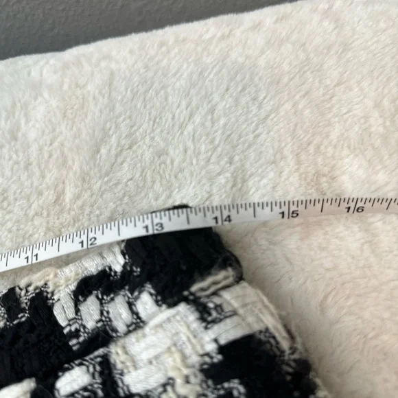 Alice + Olivia Conry woven Houndstooth Shorts - Picture 7 of 7